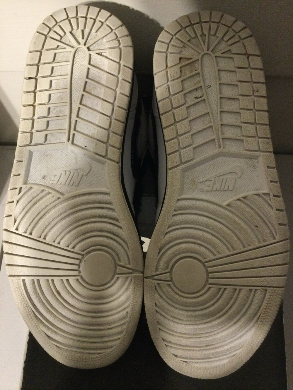 Mens White and Black Low-Top Sneakers - Classic Style - Picture 5 of 5